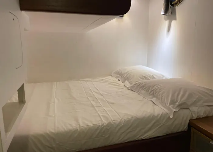 Cabine Sur Peniche A Bagatelle